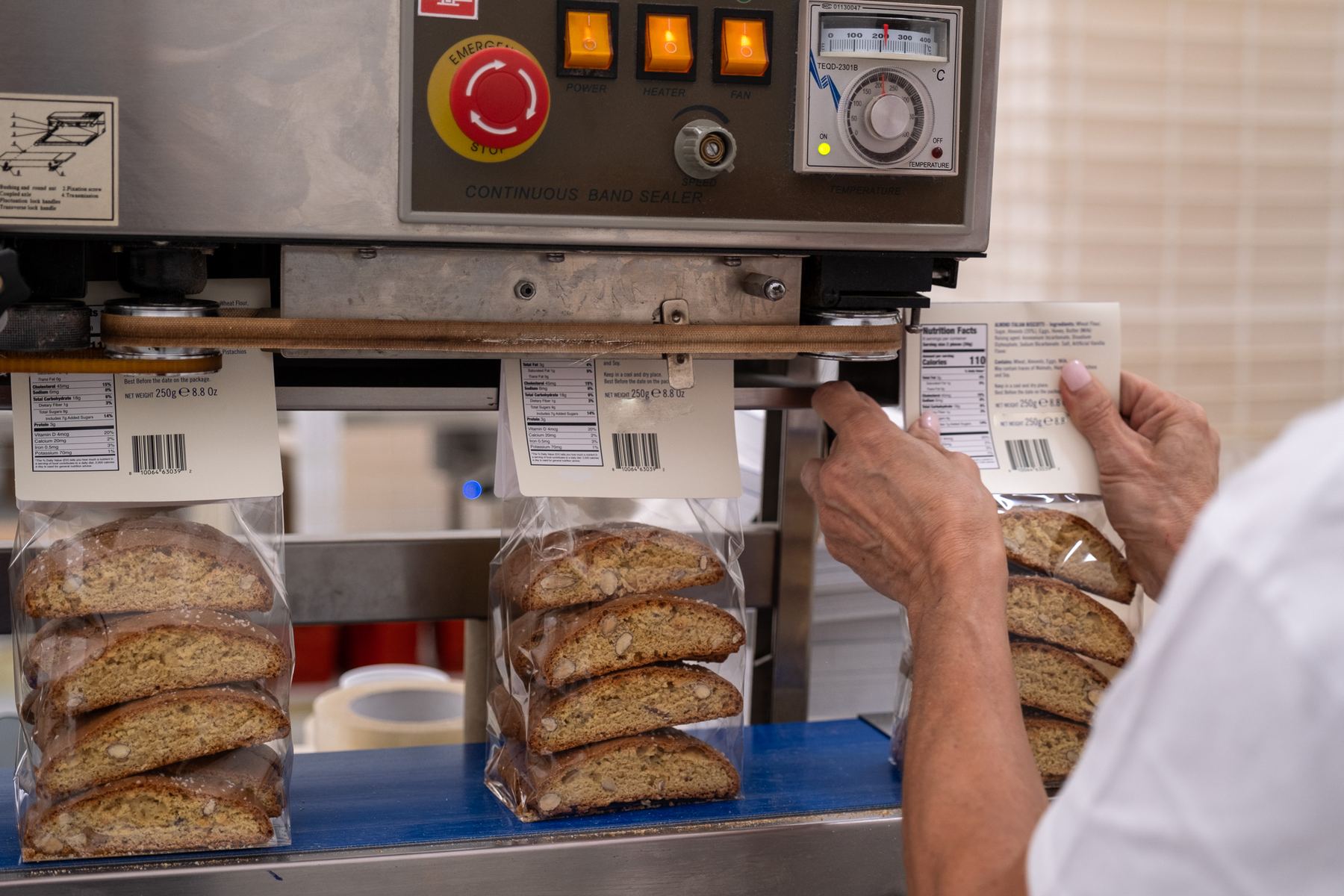 Sacchetti di cantucci etichettati in lavorazione