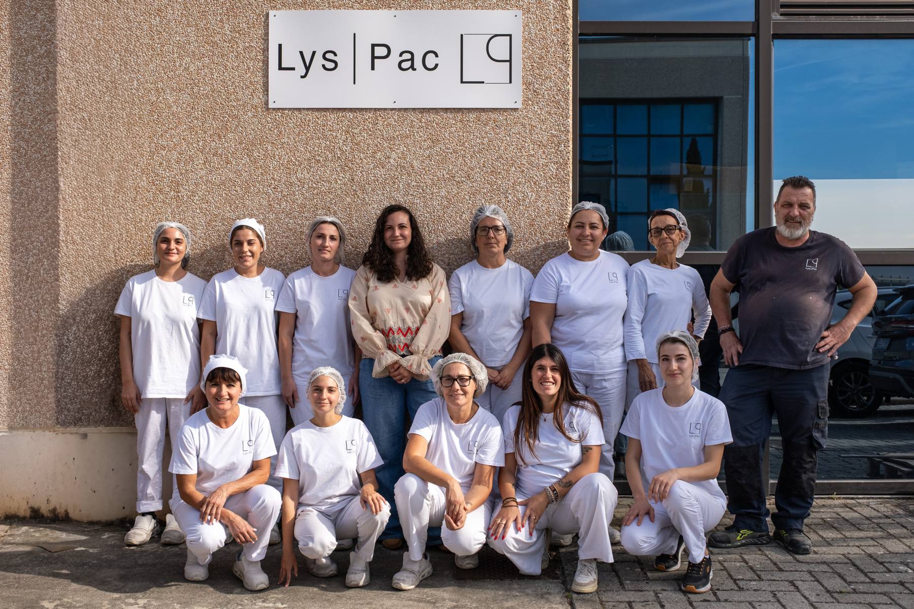 La squadra di LysPac davanti alla sede di Campi Bisenzio